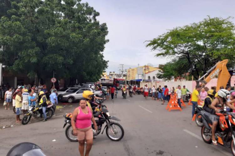 Diversos curioso se encontram em frente ao 3° Batalhão da Polícia Militar em Sobral 