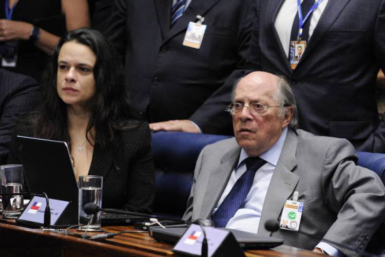 Janaína Paschoal e Miguel Reale Júnior no plenário do Senado em 31 de agosto de 2016, durante sessão que decidiu o impeachment da então presidente afastada Dilma Rousseff