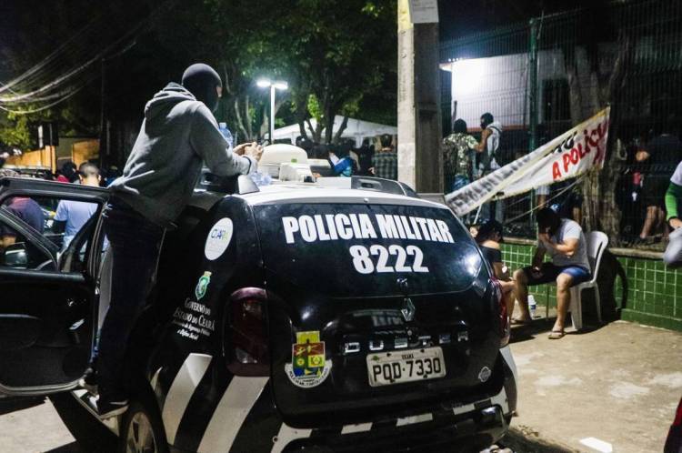 Policiais militares amotinados no 18* Batalhão, em fevereiro de 2020(Foto: Fco Fontenele)