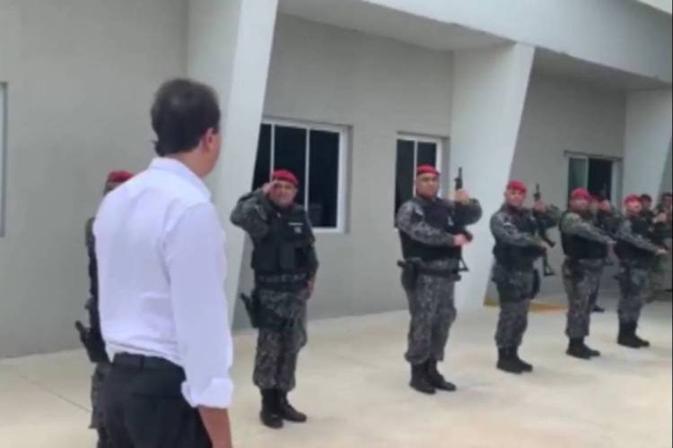 Governador Camilo Santana visita quartéis