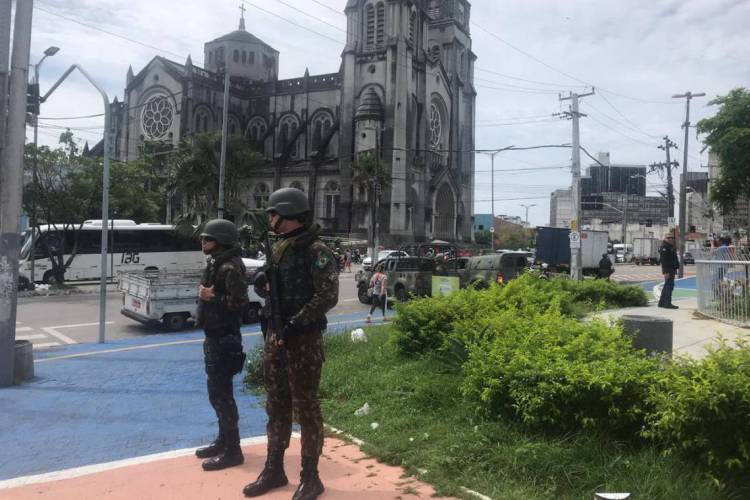 Exército patrulhando em frente à Catedral de Fortaleza, no Centro