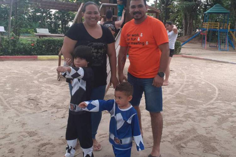 Magda Lima, 30, aproveita a programação infantil de Carnaval no Horto Municipal com o filho e sobrinho. 