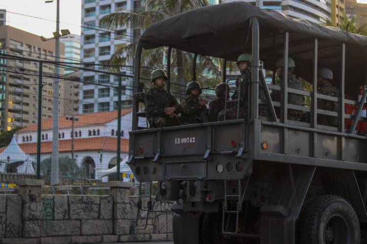 FORTALEZA - CE, BRASIL, 23-02-2020: Caminhões do exército transitando na orla no 3° dia de carnaval.  (Foto: Beatriz Boblitz / O Povo).