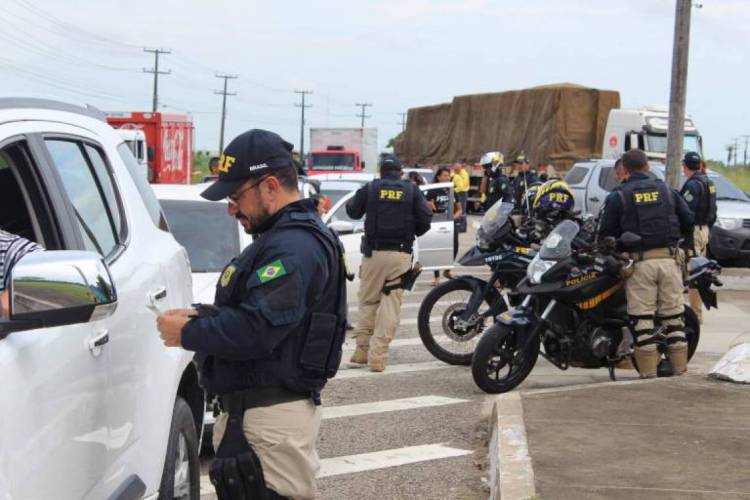 Agentes da PRF fiscalizam veículos no Carnaval
