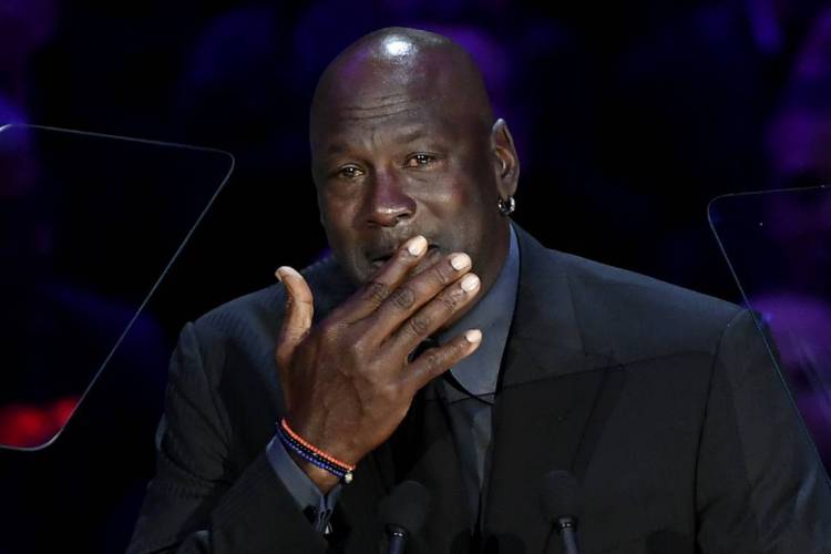 Michael Jordan emocionado em discurso durante memorial a Kobe Bryant, de quem foi ídolo. O ex-jogador do Los Angeles Lakers morreu no dia 26 de janeiro em acidente de helicóptero