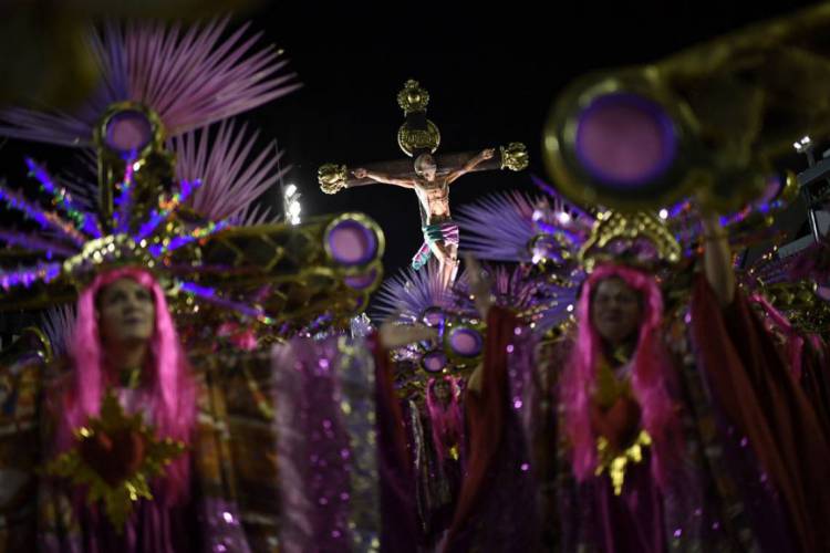 Membros da escola de samba Estação Primeira de Mangueira se apresentam durante a primeira noite do desfile de carnaval do Rio no Sambódromo