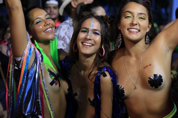 Tapa-mamilos foi hit no Carnaval. Mulheres reivindicam corpos livres