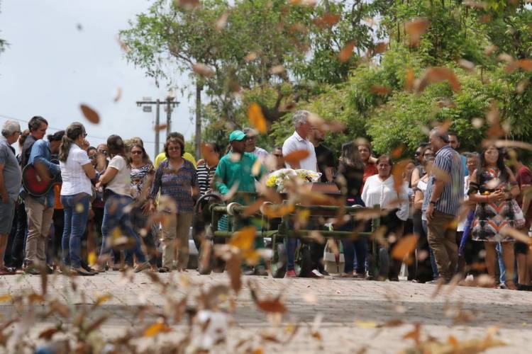 Sepultamento de Angela Christiany Nobre Palacio, 24,  no cemitério Jardim Metropolitano.