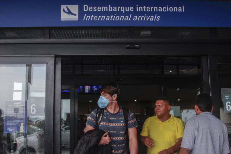 Movimentação de passageiros e funcionários no aeroporto internacional de Fortaleza usando máscaras por prevenção ao coronavírus. 