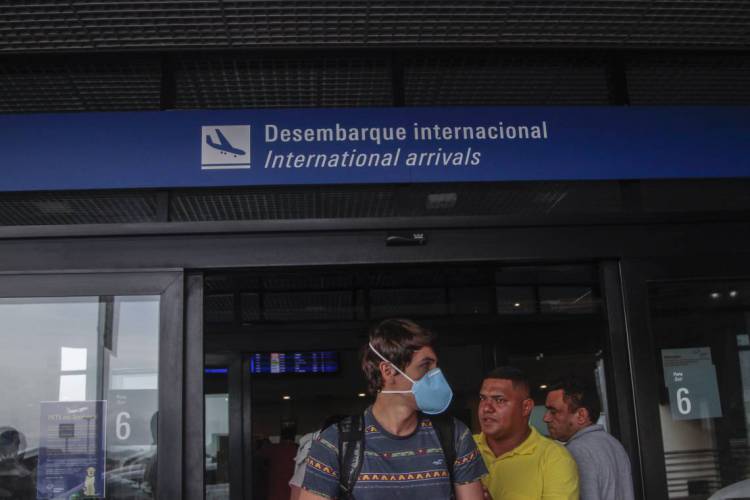 Passageiros de voos internacionais deverão ser testados ao desembarcar