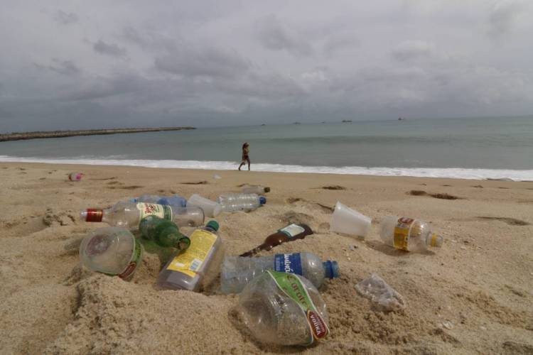 Restos de garrafas e plásticos no Aterinho da Praia de Iracema: sujeira que polui os mares do mundo