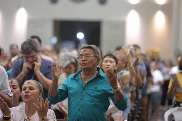 Uma recomendação é evitar os abraços no momento da "Paz de Cristo", substituindo o gesto por uma leve inclinação de cabeça.