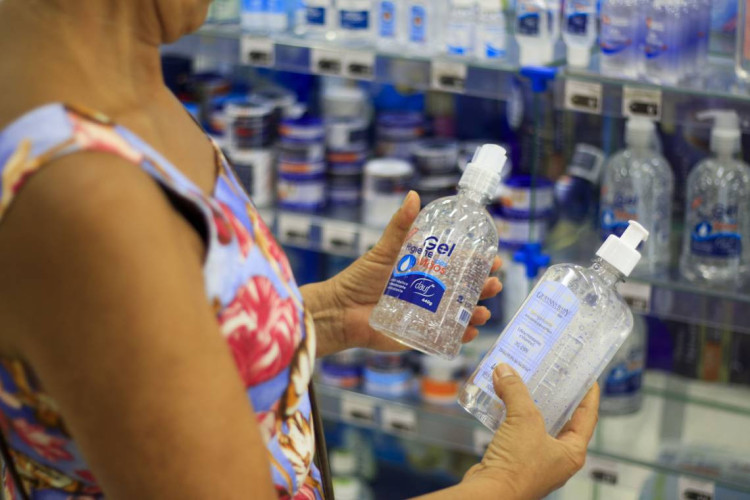 Há quatro anos, a Anvisa havia liberado a comercialização do álcool líquido 70%. Agora, somente o produto em gel pode ser comercializado 