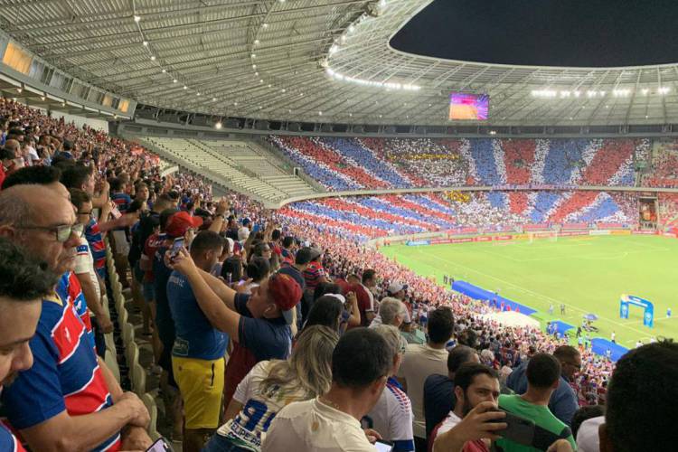 Torcida do Fortaleza faz mosaico antes da partida contra Independiente