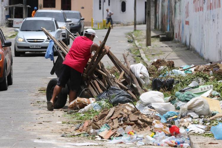 FORTALEZA, CE, BRASIL, 27.02.2020: Flagrante de homem jogando lixo em local publico proibido. Pontos de acumulo de lixo nas ruas pela cidade. Rua Coronel Alves Texeira.  (Fotos: Fabio Lima/O POVO)