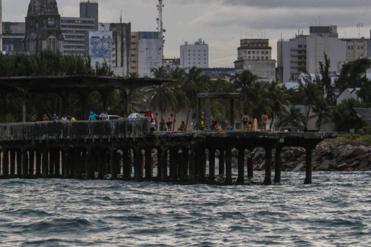 Foto de apoio ilustrativo: jovens saltam da Ponte Velha (Ponte Metálica), no Poço da Draga