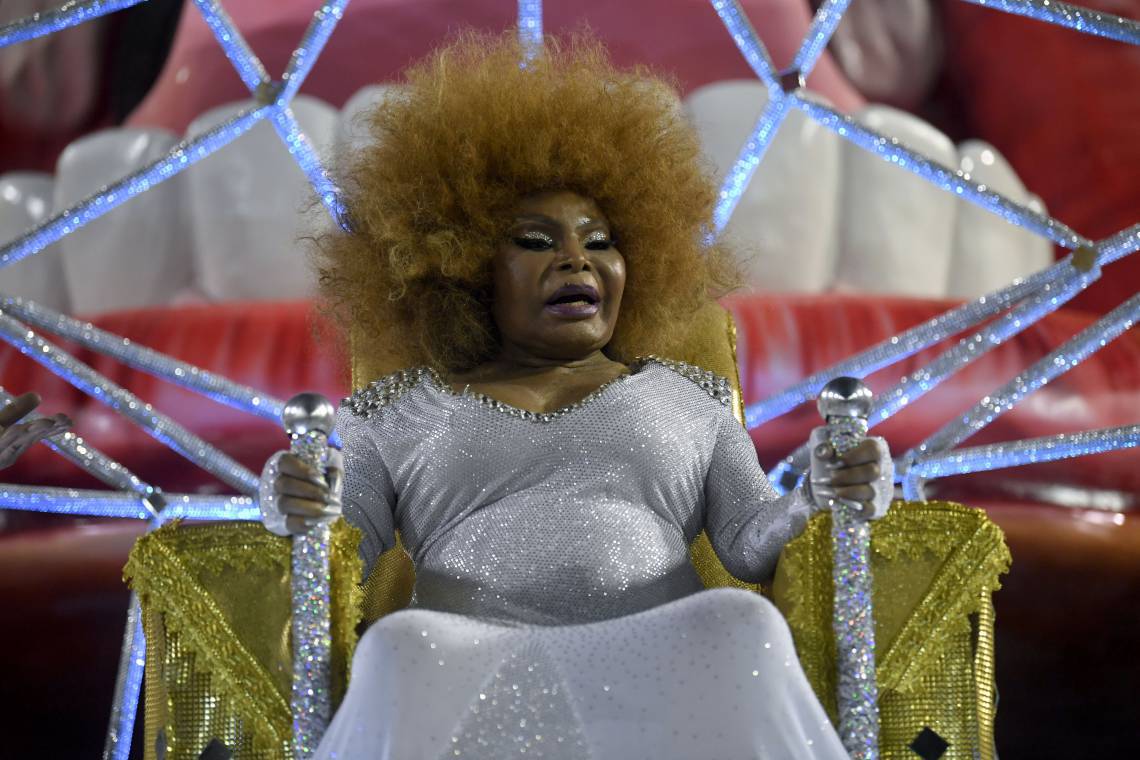 A cantora brasileira Elza Soares assiste ao desfile da escola de samba Mocidade Independente de Padre Miguel durante a última noite do desfile de carnaval do Rio no Sambódromo Marquês de Sapucaí, no Rio de Janeiro, Brasil, nas primeiras horas de 25 de fevereiro de 2020. - A cantora foi a homenageada deste ano da escola de samba Mocidade Independente de Padre Miguel. (Foto de MAURO PIMENTEL / AFP) (Foto: MAURO PIMENTEL / AFP)