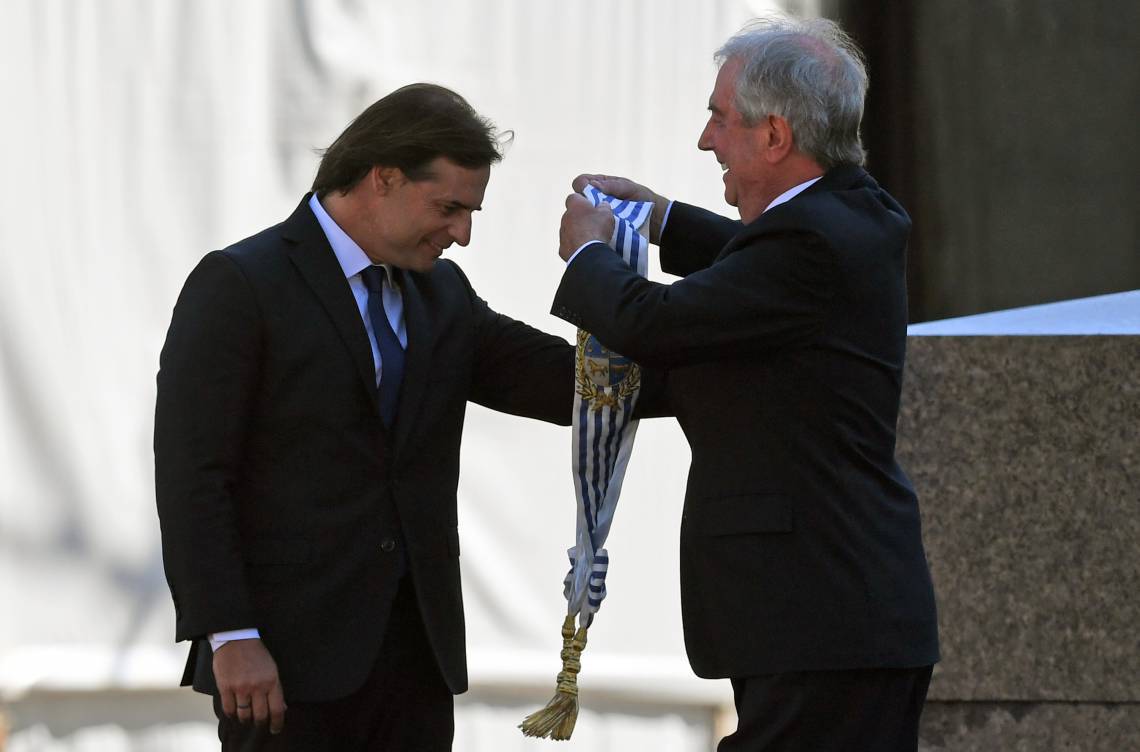 ￼LACALLE POU recebeu a faixa presidencial de Tabaré Vázquez (Foto: EITAN ABRAMOVICH / AFP)