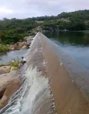 Foto de apoio ilustrativo. Registro do açude Caldeirões sangrando