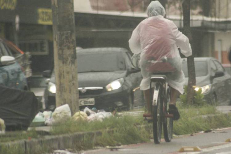  Chuva em diversos pontos da Capital (Foto: Sandro Valentim/O POVO)