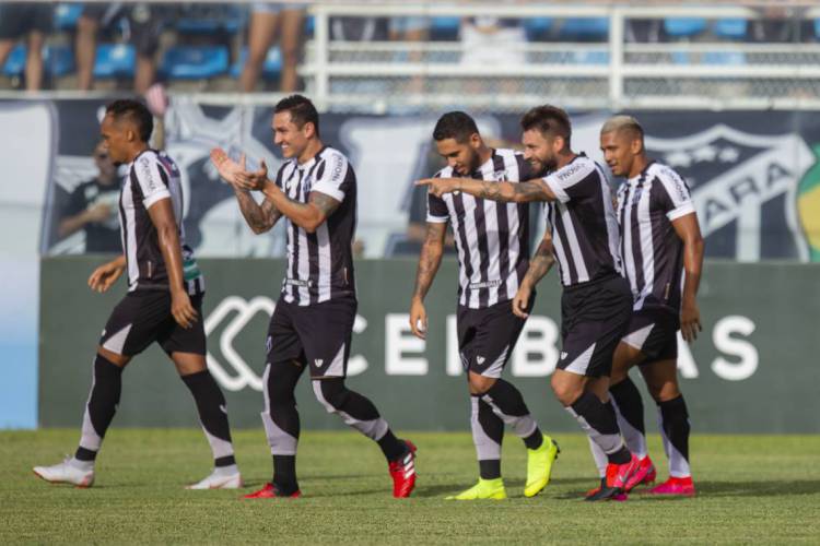 Jogadores do Ceará comemoram gol de Rafael Sobis