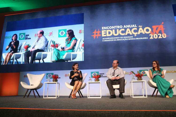 ￼IZOLDA CELA (à esquerda) participou do evento organizado pela ONG Todos pela Educação, em Brasília