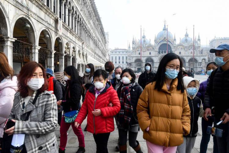 24 de fevereiro de 2020, Turistas usando máscaras protetoras visitam a Piazza San Marco, em Veneza