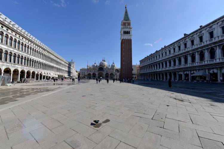 Imagem mostra um vazio na avenida San Marco, em Veneza, no dia 8 de março 