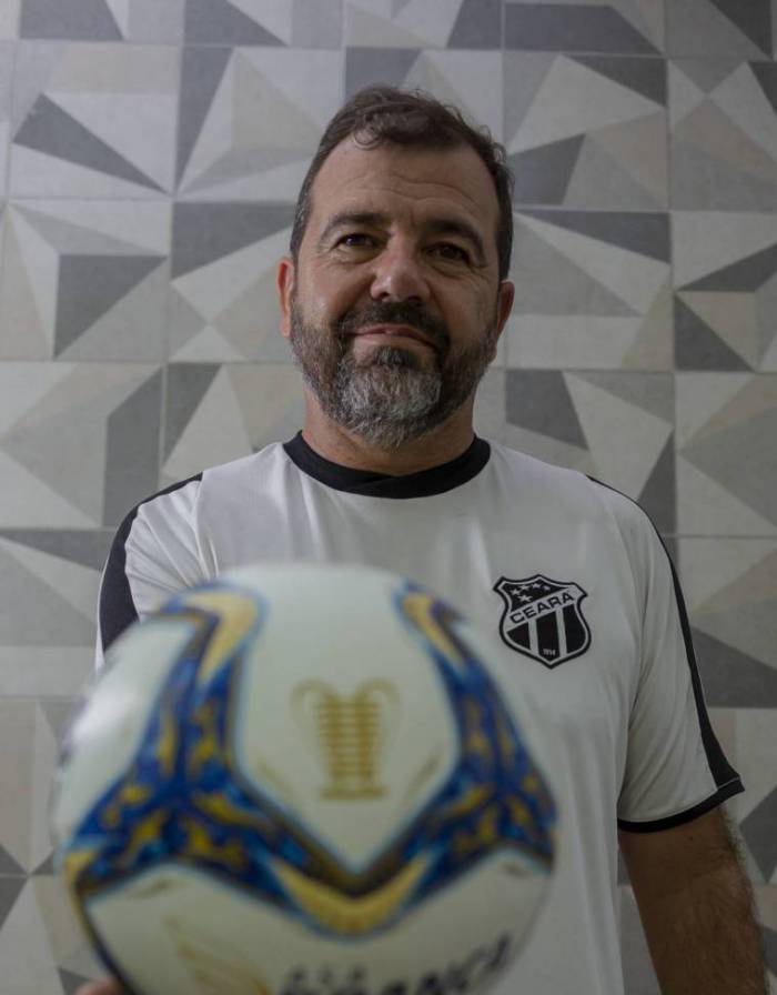 Enderson garante que só a feição é sisuda
 (Foto: Aurelio Alves)