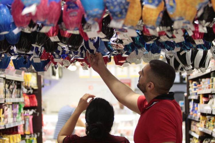 FORTALEZA-CE, BRASIL, 13-03-2020: Supermercados já iniciam decoração para páscoa. Clientes já fazem compras de ovos de páscoa. Supermercadinho São Luiz na Avenida Oliveira Paiva. (Foto: Júlio Caesar / O Povo)