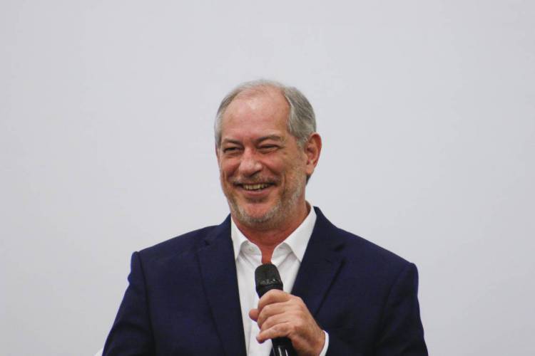 Em novo livro, Ciro Gomes fala sobre sua experiência na vida pública e analisa o Brasil a partir da política e da economia (foto: Thais Mesquita/O POVO)