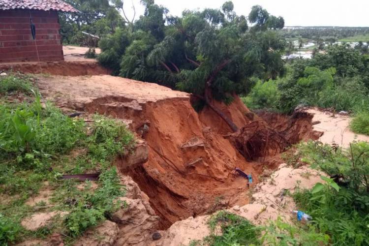 Vila Chico Dantas tem registro de deslizamento de terra causado por fortes chuvas