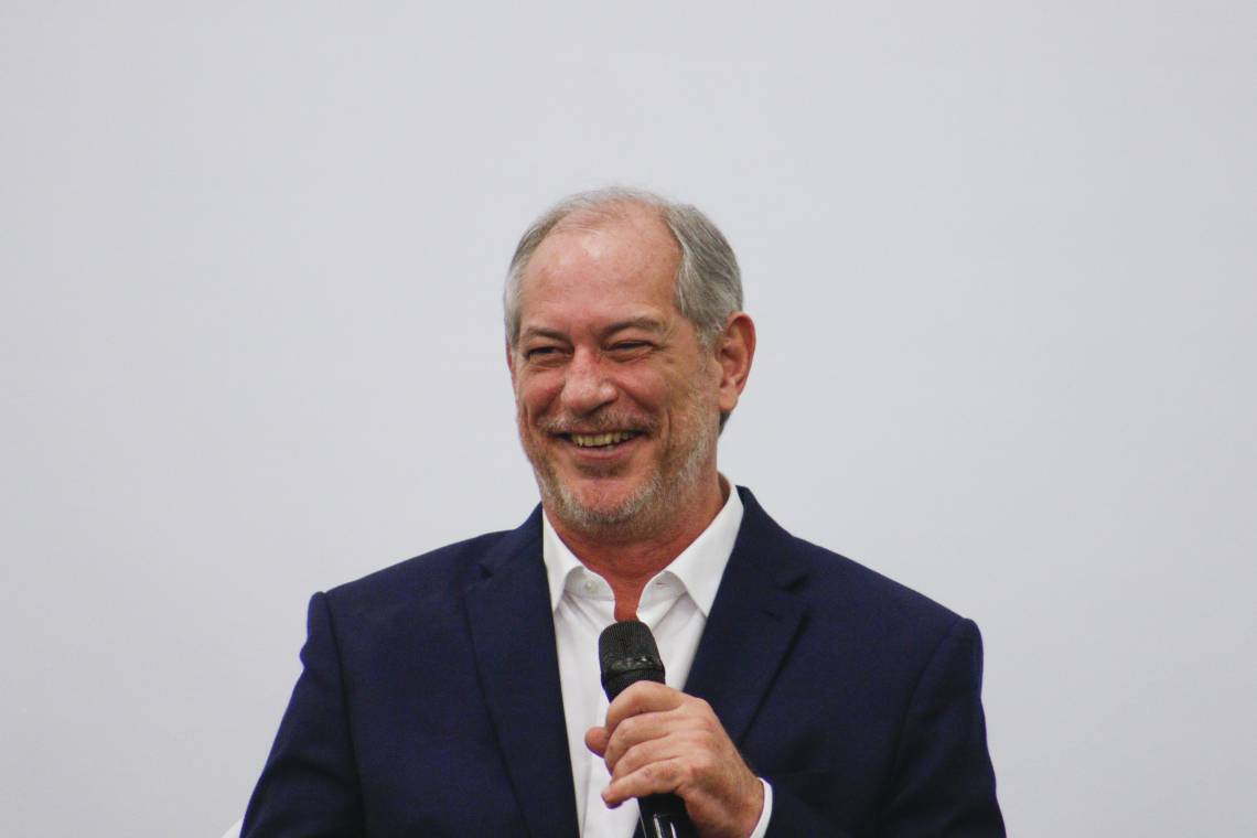 Ciro Gomes lança a obra "Projeto Nacional: o dever da esperança" neste