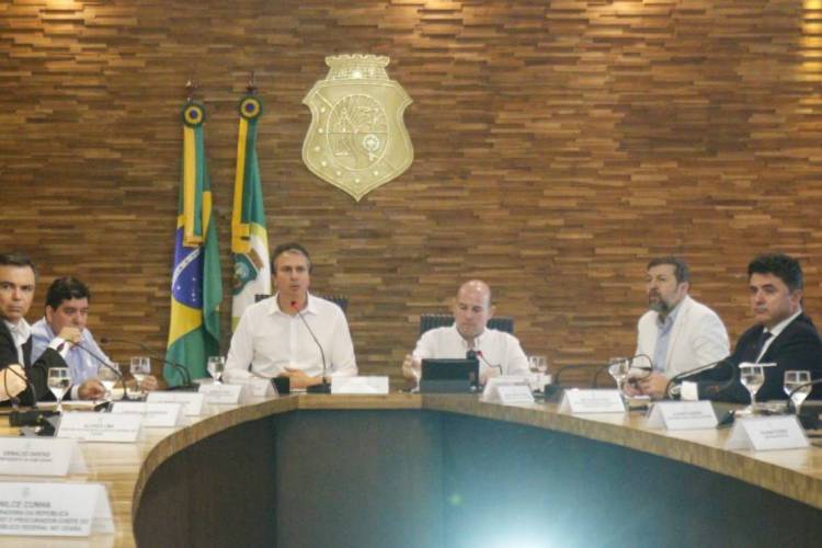 Comitê está realizado para decidir sobre adoção de medidas contra o novo coronavírus no Ceará