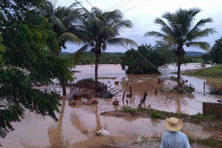 A população está mobilizada, trabalhando com a limpeza e tentando impedir que barragens de contenção de outros açudes venham romper.