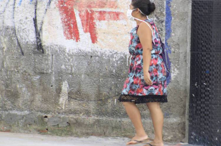 FORTALEZA, CE, BRASIL 18-03-2020: Ciclistas e Pedestres utilizam mascaras de proteção no intuito de evitar contaminação do novo corona vírus. (Foto: Sandro Valentim/O POVO)