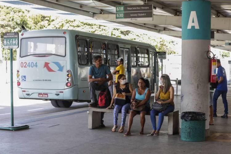 Pessoas aguardando ônibus no Terminal da Messejana (foto: Thais Mesquita/O POVO)