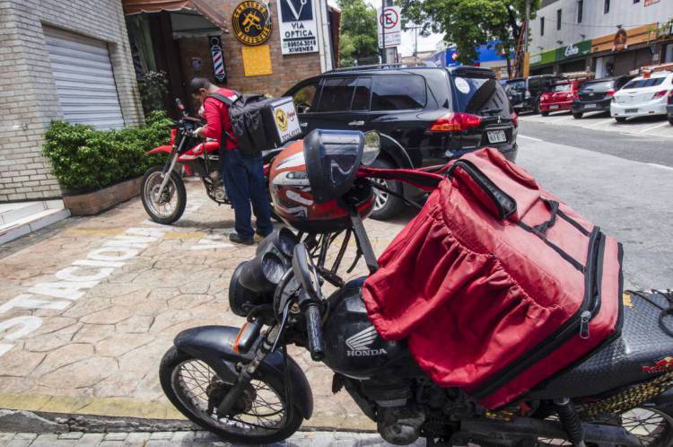 FORTALEZA, CE, Brasil. 20.03.2020: Por conta da Pandemia do novo Coronavirus, os serviços de delivery alimenticio tem apresentado um aumento expressivo. (Fotos: Thais Mesquita/O POVO)