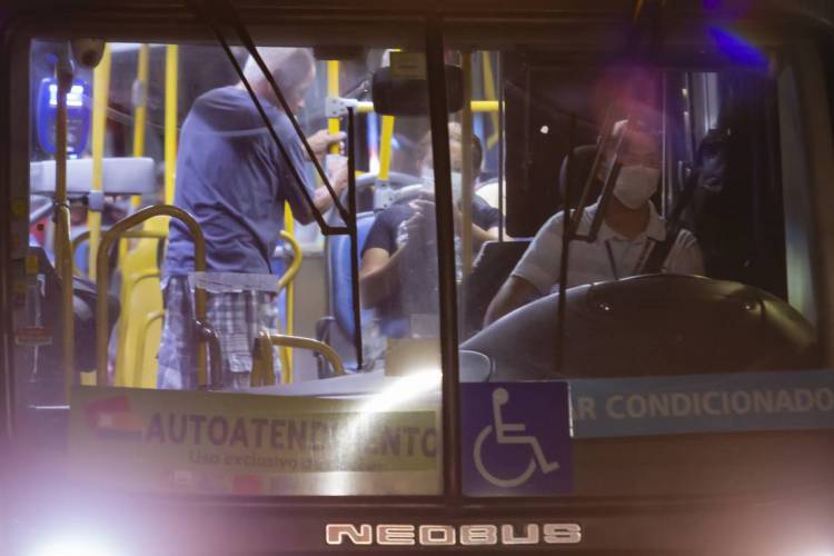 O uso de máscaras ainda é exigido em transportes públicos