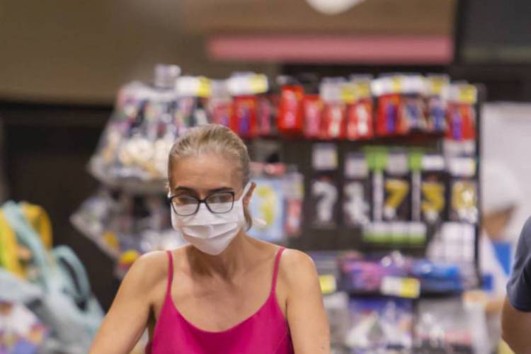 FORTALEZA, CE, BRASIL, 21-03-2020: Mulher de mascara fazendo compras em supermercado. Segundo dia do decreto da quarentena, pessoa ficam em casa em isolamento. (Foto: Aurelio Alves/O POVO)..