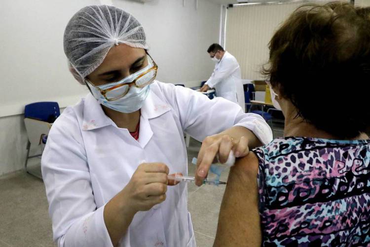 Vacinação contra gripe começa nesta segunda feira e terá atendimento domiciliar e sistema