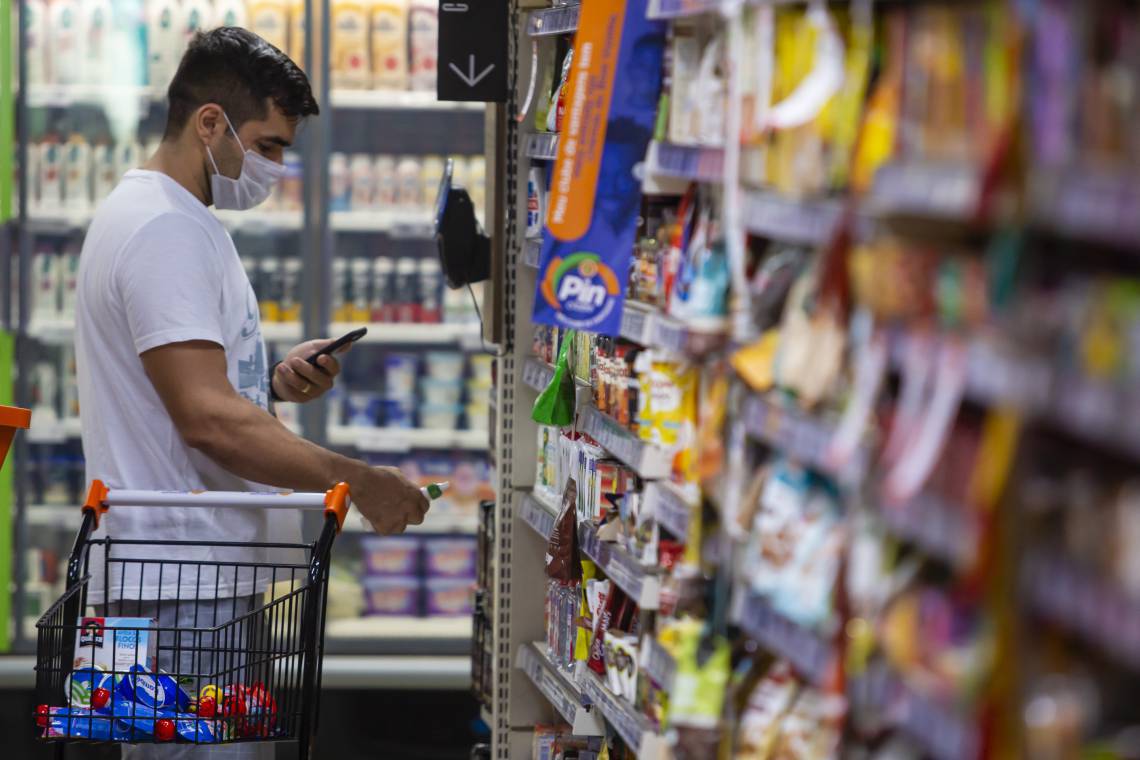  Vendas nos supermercados cearenses em 2021 foram menores que em 2020 por conta de fatores, como a redução do  valor do auxílio emergencial e a inflação, apontam varejistas(Foto: Aurelio Alves/O POVOS)