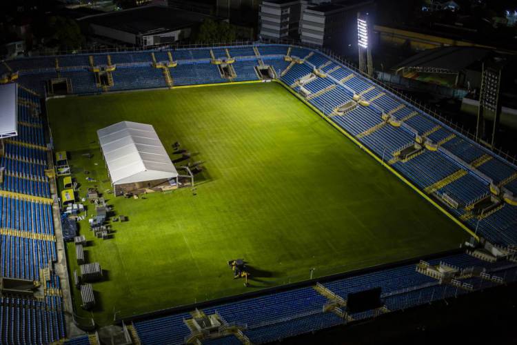 ￼ESTÁDIO PRESIDENTE VARGAS começa a ser transformado num hospital de campanha que terá 204 leitos. Obra da Prefeitura prepara Fortaleza para enfrentar a pandemia 