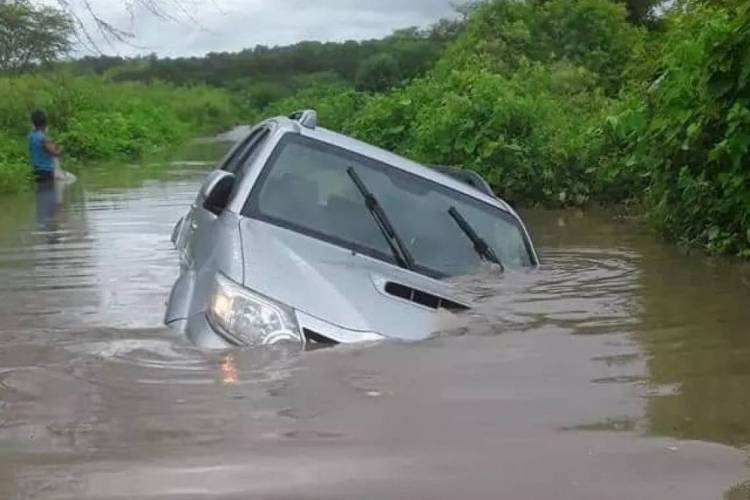 ￼EM ASSARÉ, volume de água em passagem molhada subiu, arrastando carro