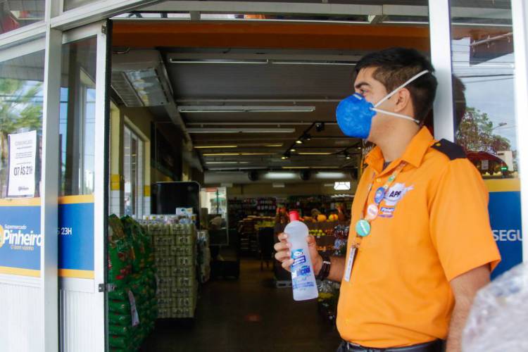 FORTALEZA, CE, BRASIL, 26-03-2020: Funcionário do supermercado Pinheiro oferecendo álcool gel na entrada para prevenção do Coronavírus. (Foto: Beatriz Boblitz/ O POVO)