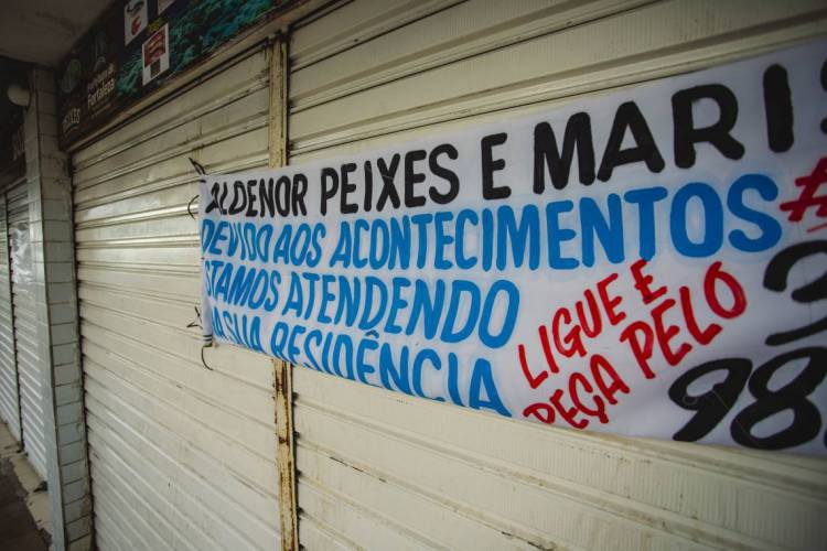 FORTALEZA, CE, BRASIL, 26-03-2020: Mercado dos Peixes fechado por conta do Decreto do Governador Camilo Santana, mas ainda com movimentação pessoas no quiosques, em época de COVID-19. (Foto: Aurelio Alves/O POVO)