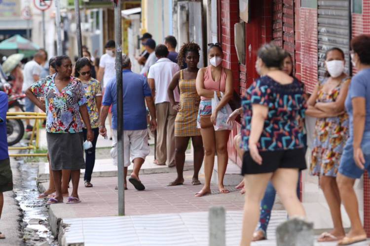 Fortaleza em 27 de março de 2020, Movimentaçao de pessoas em aglomeraçao no bairro messejana, em quarentena devido ao coronavirus, COVID-19. (Foto Fabio Lima)