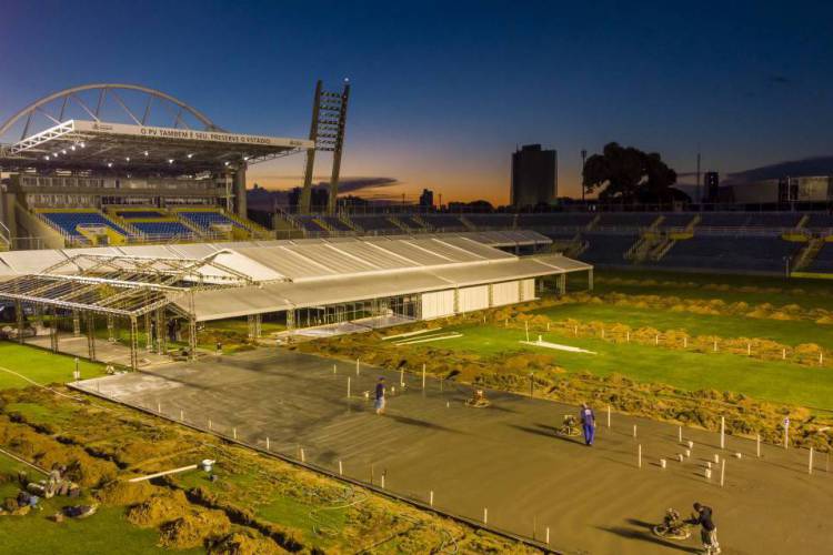 Fortaleza, Ceará Brasil 28.03.2020  Montagem do hospital de camapanha da prefeitura de Fortalaza no estádio Presidente Vargas para acolhimento dos infectados com o corona vírus  (Fco Fontenele/O POVO)