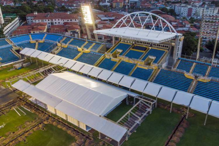 ￼Montagem de hospital no estádio Presidente Vargas para acolhimento dos infectados com o novo coronavírus