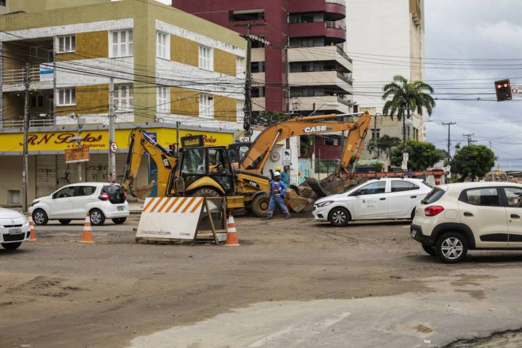 FORTALEZA, CE, BRASIL, 30.03.2020: Obras na Av. Desembargador Moreira são retomadas na manha dessa segunda-feira (Foto: Thais Mesquita/O POVO)